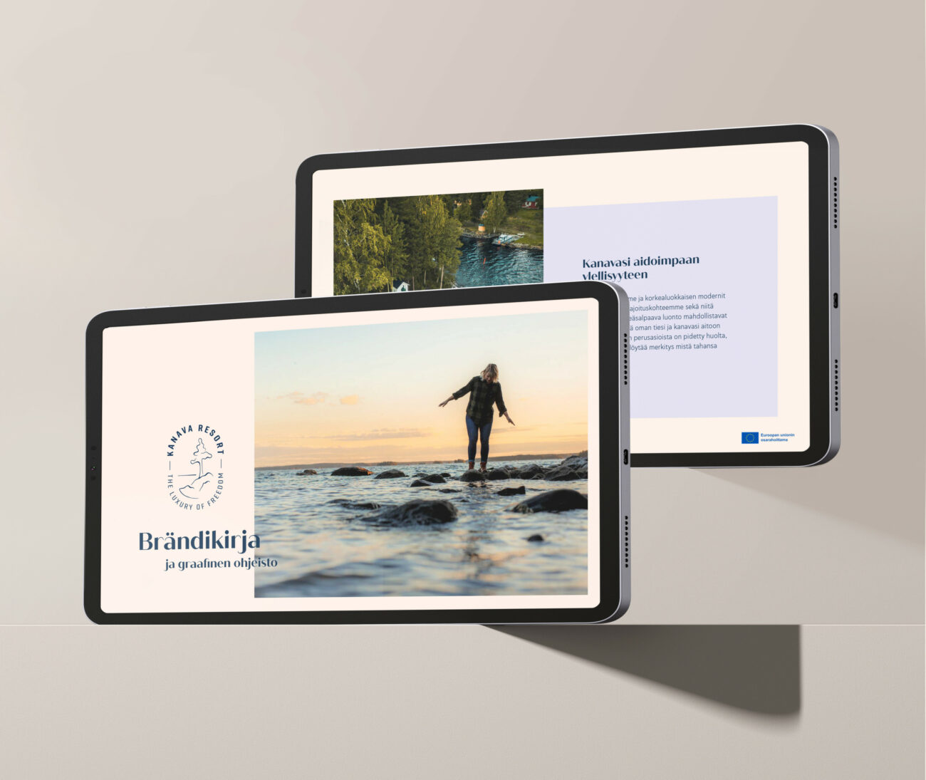 Kaksi limittäin olevaa tablettia, näytöillä näkyvät Kanava Resortin verkkopalvelun sivut.